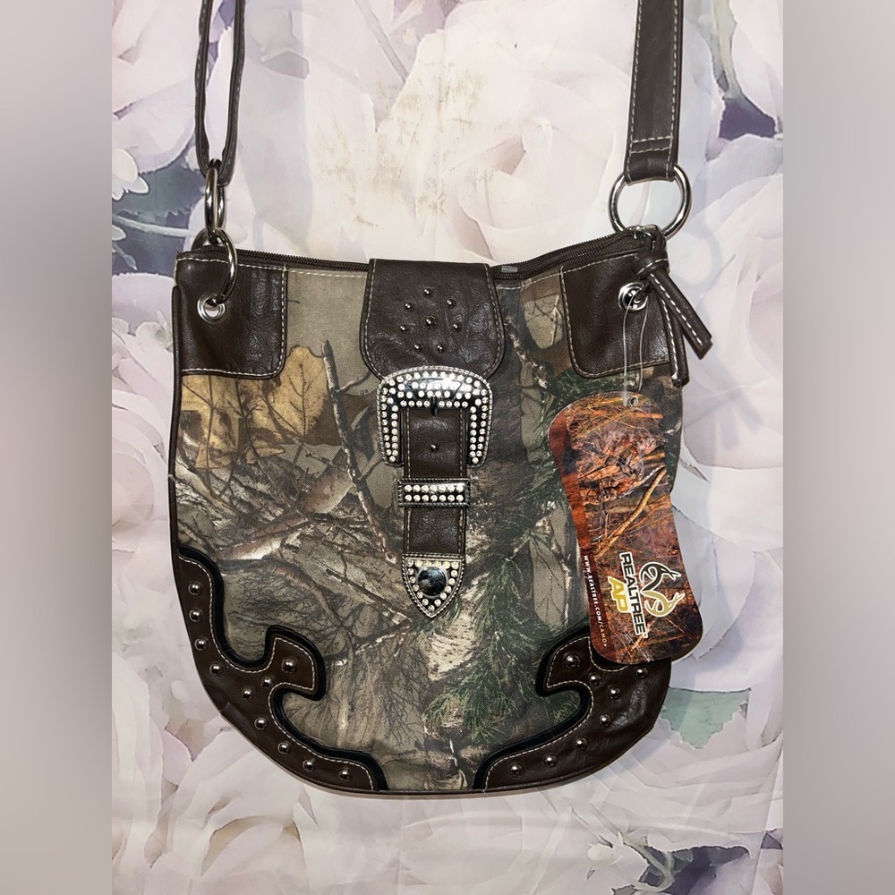 Realtree Womens  Crossbody Camouflage Studded Buckle Purse Handbag Y2K NEW Tag​